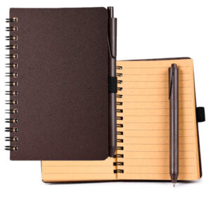 Blocco appunti e penna in fondi di